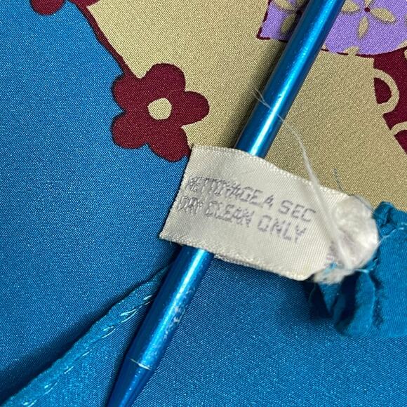 Geoffrey Beene 100% Silk Square Scarf – Floral Quilted Pattern – Teal Background - Picture 4 of 8